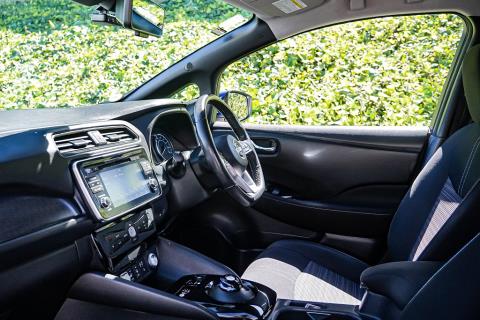 2017 Nissan Leaf 40G 88% SOH - Thumbnail
