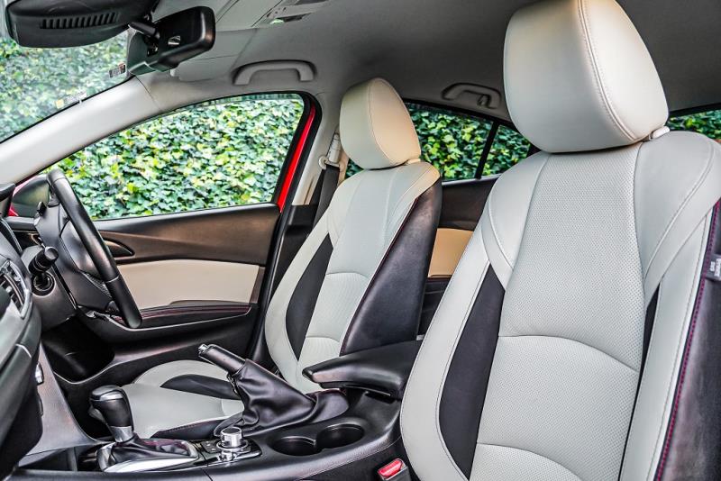 2015 Mazda Axela 20S / 3 Ltd