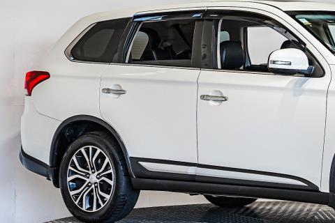 2015 Mitsubishi Outlander 7 Seater - Thumbnail