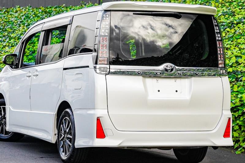 2014 Toyota Voxy ZS / Noah