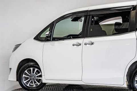 2018 Toyota Esquire / Voxy - Thumbnail