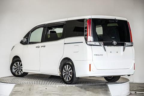 2018 Toyota Esquire / Voxy - Thumbnail