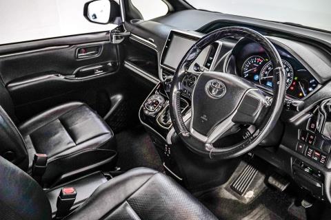 2018 Toyota Esquire / Voxy - Thumbnail