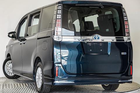 2014 Toyota Voxy Hybrid / Noah - Thumbnail