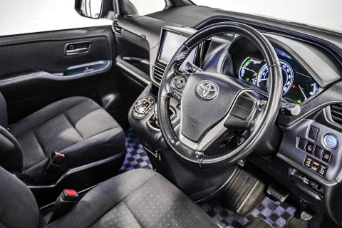 2014 Toyota Voxy Hybrid / Noah - Thumbnail