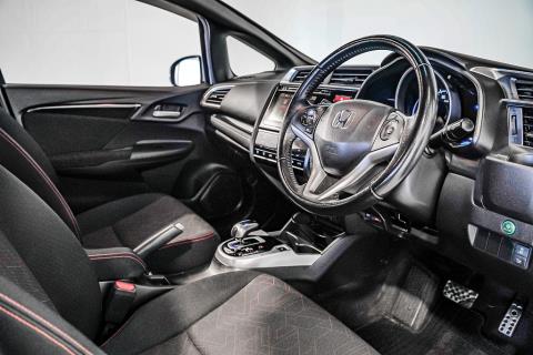 2014 Honda Fit S Hybrid / Jazz RS - Thumbnail