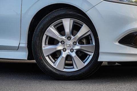 2016 Honda Jade Hybrid / Shuttle - Thumbnail