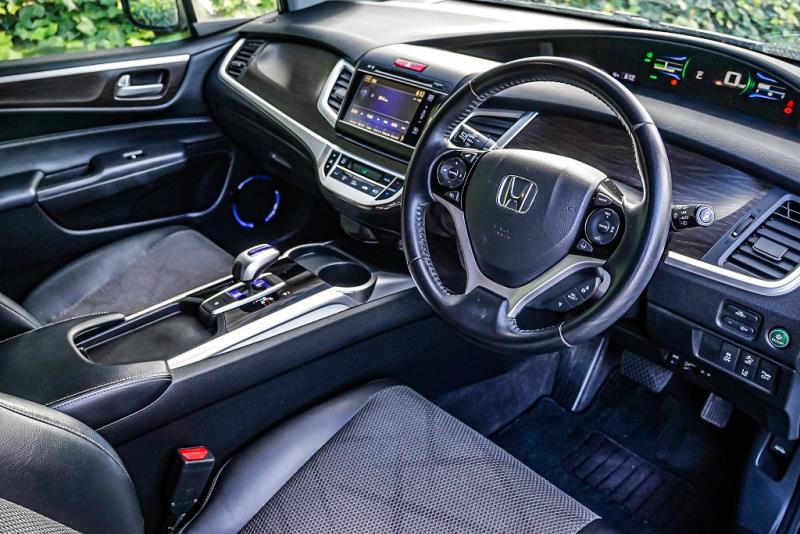 2016 Honda Jade Hybrid / Shuttle