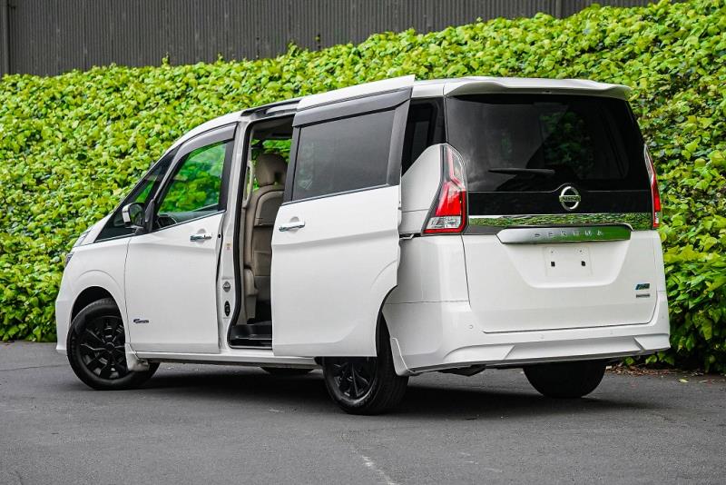 2016 Nissan Serena Van / NV350