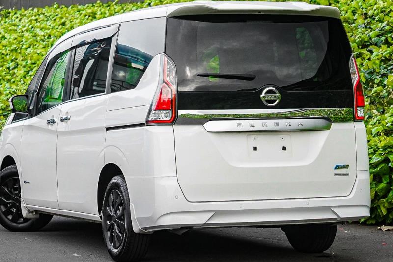 2016 Nissan Serena Van / NV350