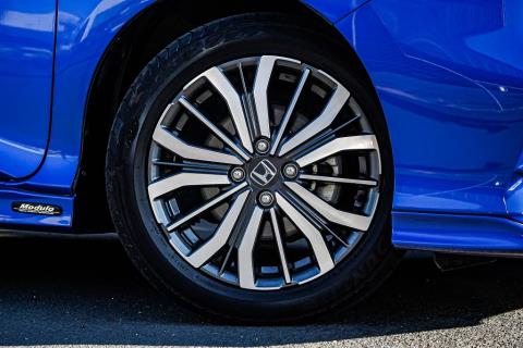 2017 Honda Grace Hybrid - Thumbnail