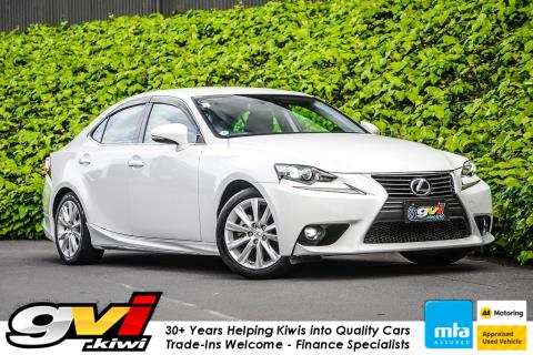 2014 Lexus IS 300h - Thumbnail