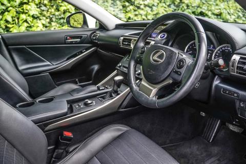 2014 Lexus IS 300h - Thumbnail