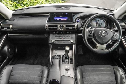 2014 Lexus IS 300h - Thumbnail
