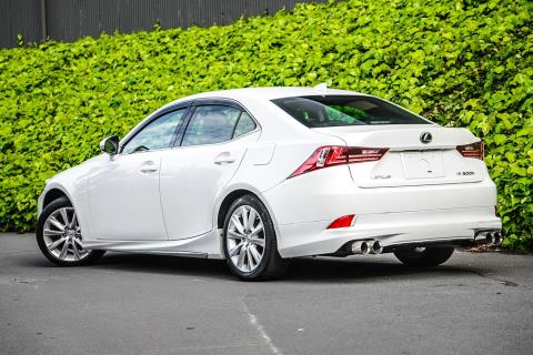 2014 Lexus IS 300h - Thumbnail