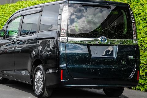 2017 Toyota Voxy Hybrid / Noah - Thumbnail