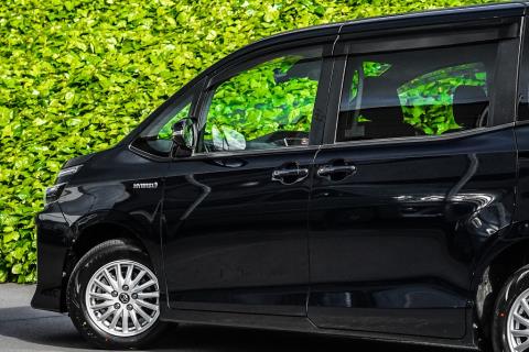 2017 Toyota Voxy Hybrid / Noah - Thumbnail