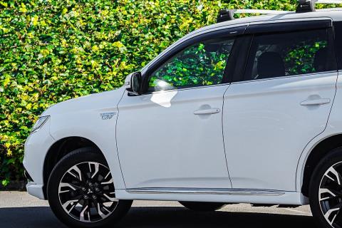 2016 Mitsubishi Outlander PHEV 4WD - Thumbnail