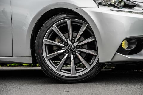 2013 Lexus IS 300h - Thumbnail