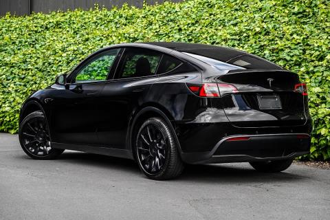 2023 Tesla Model Y - Thumbnail