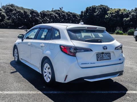 2020 Toyota Corolla Touring Hybrid - Thumbnail