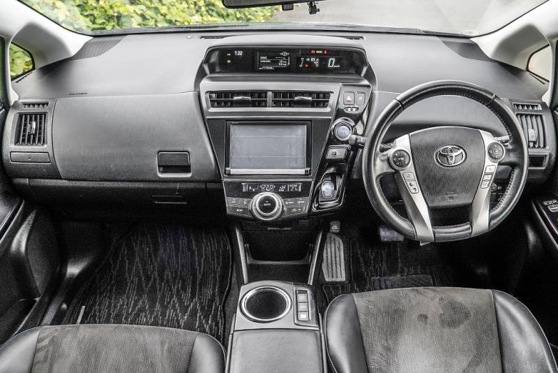 2014 Toyota Prius Alpha G Hybrid