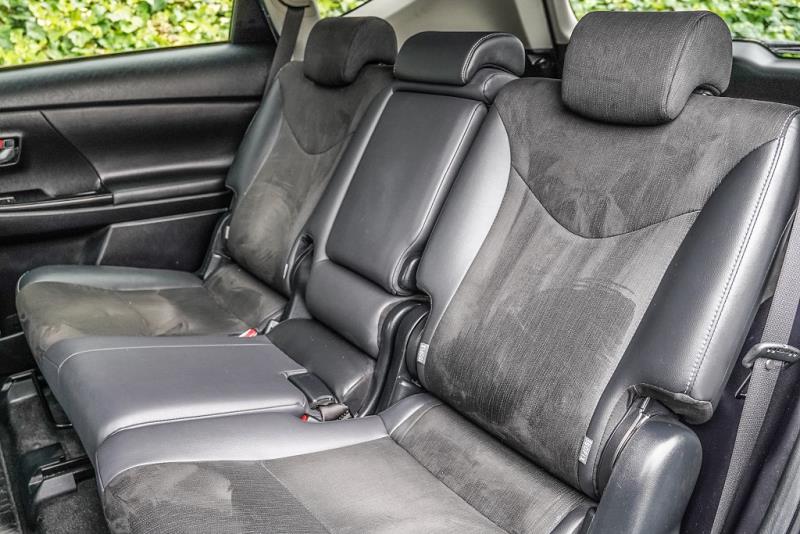 2014 Toyota Prius Alpha G Hybrid