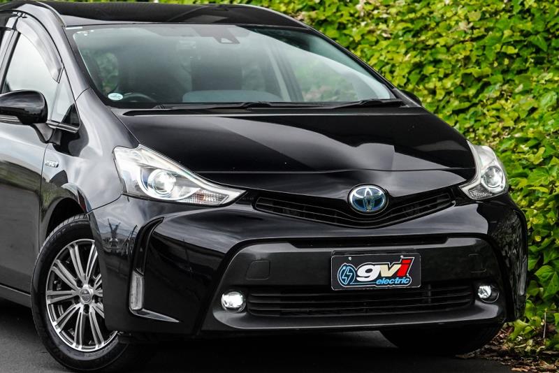 2014 Toyota Prius Alpha G Hybrid