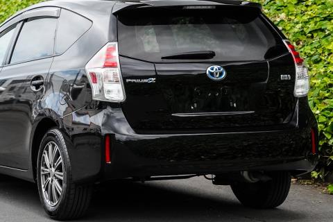 2014 Toyota Prius Alpha G Hybrid - Thumbnail