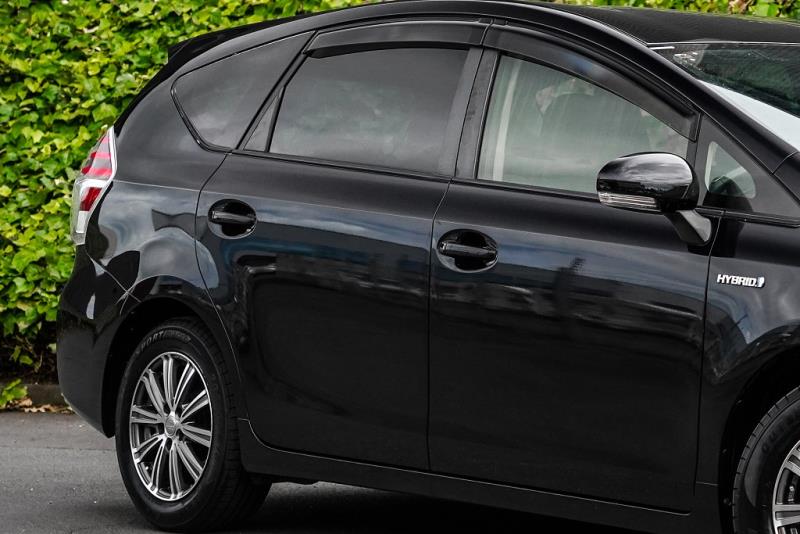 2014 Toyota Prius Alpha G Hybrid