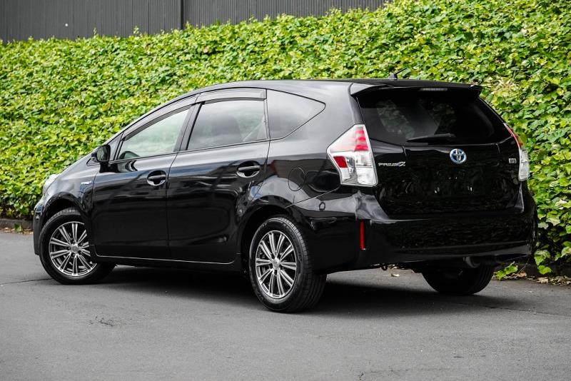 2014 Toyota Prius Alpha G Hybrid