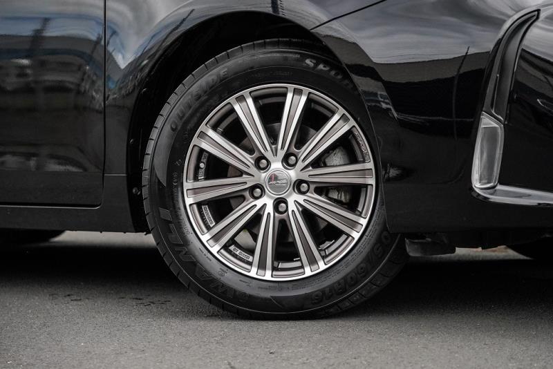 2014 Toyota Prius Alpha G Hybrid