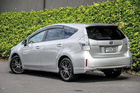 2013 Toyota Prius Alpha Hybrid - Thumbnail