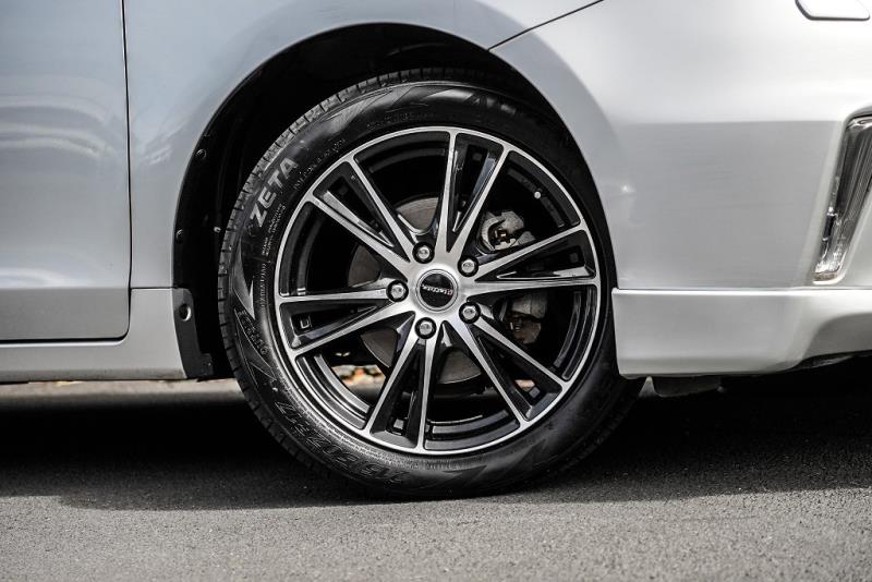 2013 Toyota Prius Alpha Hybrid