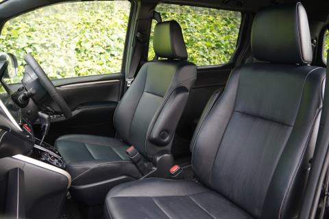 2017 Toyota Noah / Esquire / Voxy - Thumbnail