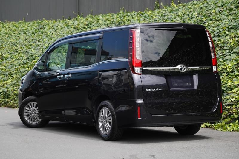 2017 Toyota Noah / Esquire / Voxy