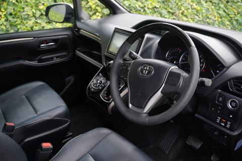 2017 Toyota Noah / Esquire / Voxy - Thumbnail