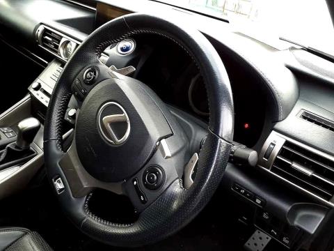 2013 Lexus IS 300h - Thumbnail