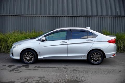 2015 Honda Grace - Thumbnail