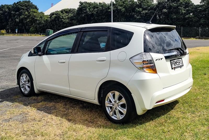 2010 Honda Fit S Hybrid / Jazz RS