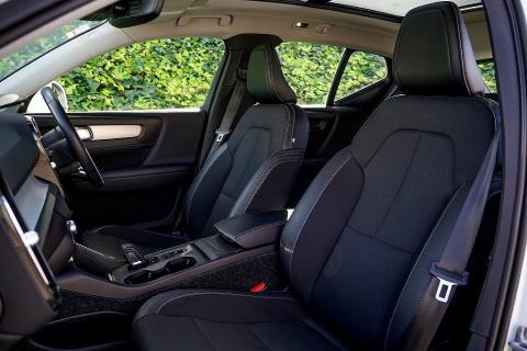 2019 Volvo XC40 T4 Momentum - Thumbnail