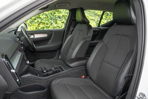 2018 Volvo XC40 T4 Momentum - Thumbnail