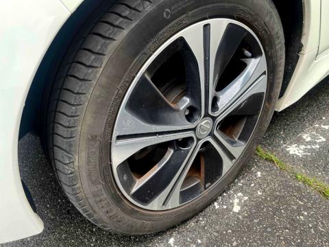 2017 Nissan Leaf 40G 84% SOH - Thumbnail