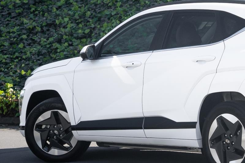 2023 Hyundai Kona Voyage 64kWh