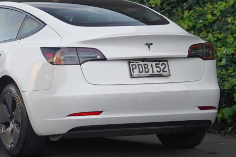 2022 Tesla Model 3 SR+ - Thumbnail