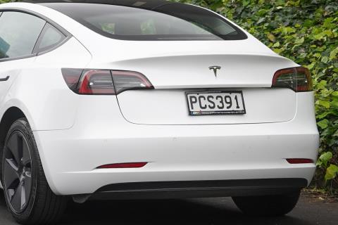 2022 Tesla Model 3 SR+ - Thumbnail