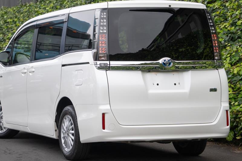 2017 Toyota Voxy Hybrid V / Noah