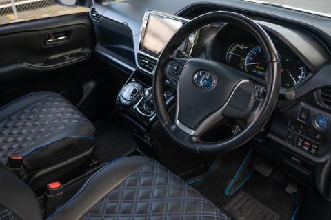 2016 Toyota Voxy V Hybrid / Noah - Thumbnail