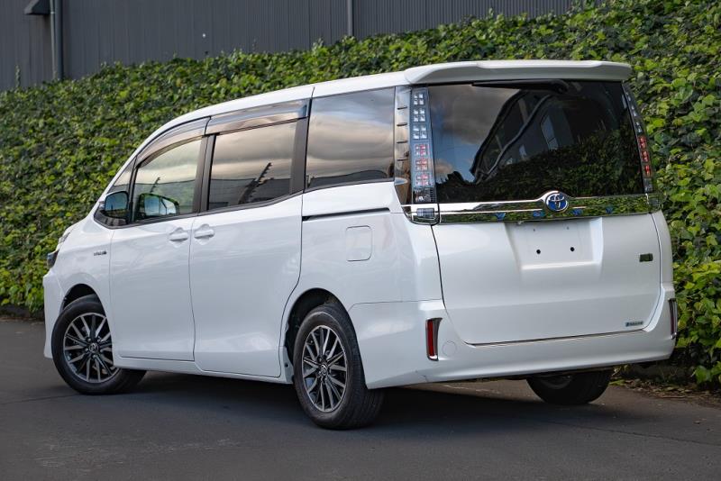 2016 Toyota Voxy V Hybrid / Noah