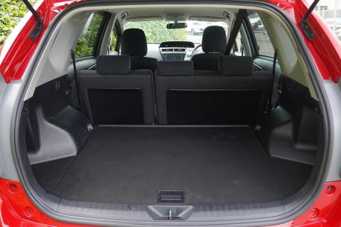 2014 Toyota Prius Alpha S Touring - Thumbnail